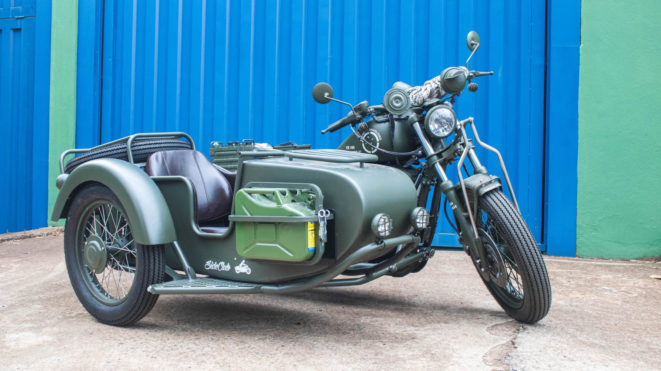 Moto do ex&eacute;rcito com sidecar acoplado