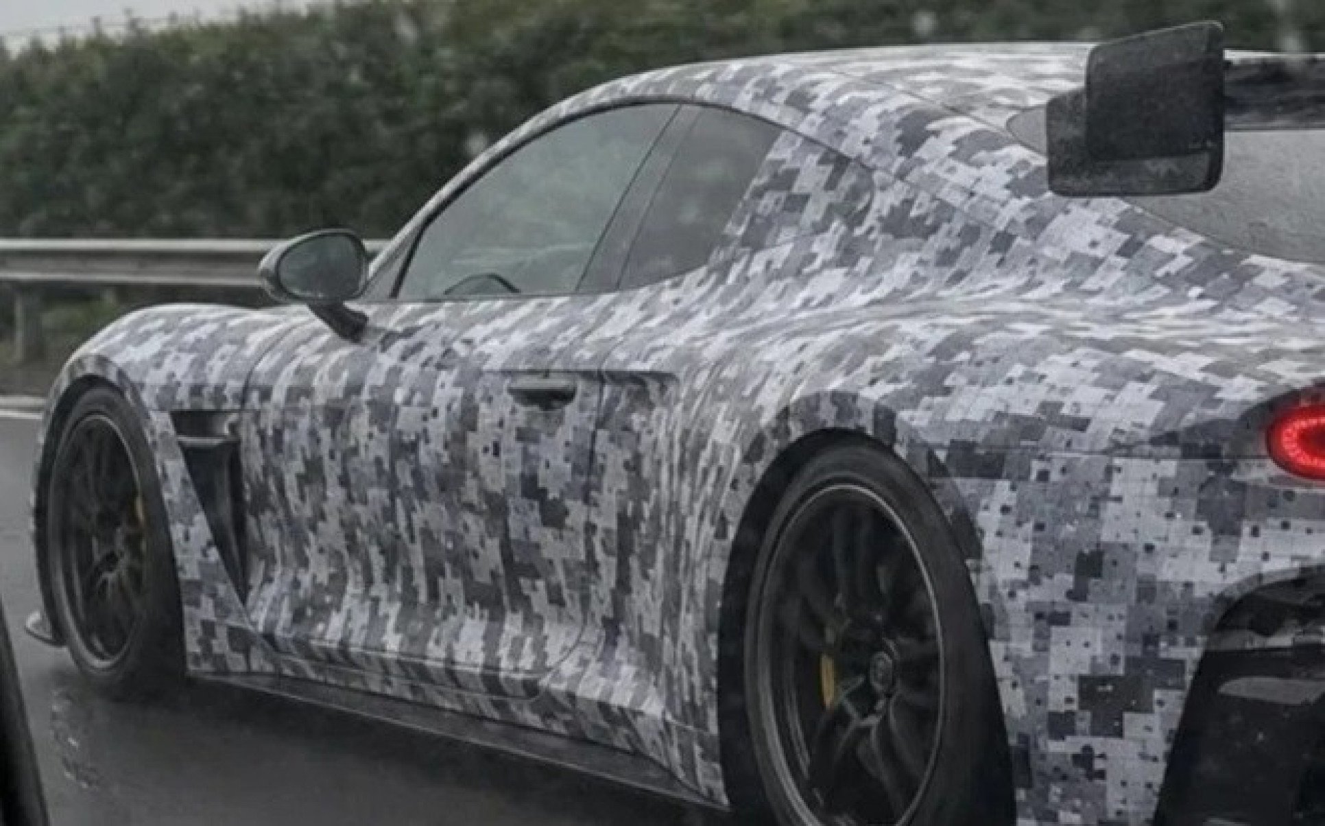 Supercarro da Xiaomi aparece em fase de testes