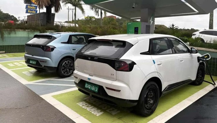 BAIC Arcfox T1 em testes no Brasil; modelo aparenta contar com duas vers&otilde;es