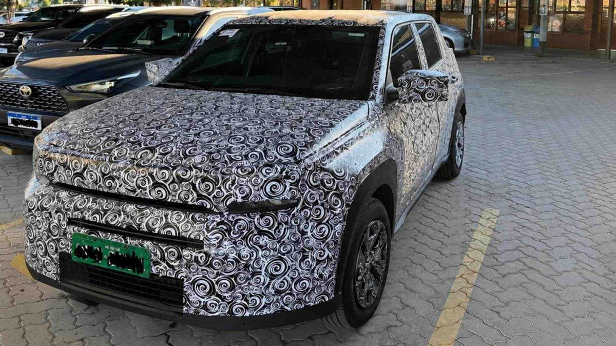 Novo Fiat Argo 2027 é flagrado com camuflagem pesada