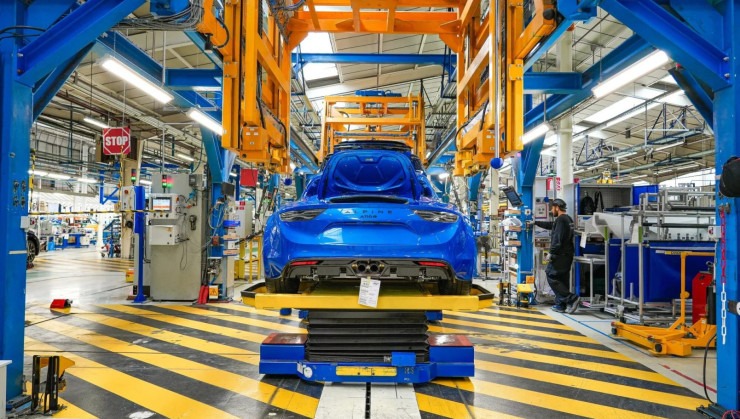 Alpine A110 sendo produzido em Dieppe, na Fran&ccedil;a