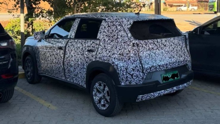 Novo Fiat Argo 2027 &eacute; flagrado com camuflagem pesada