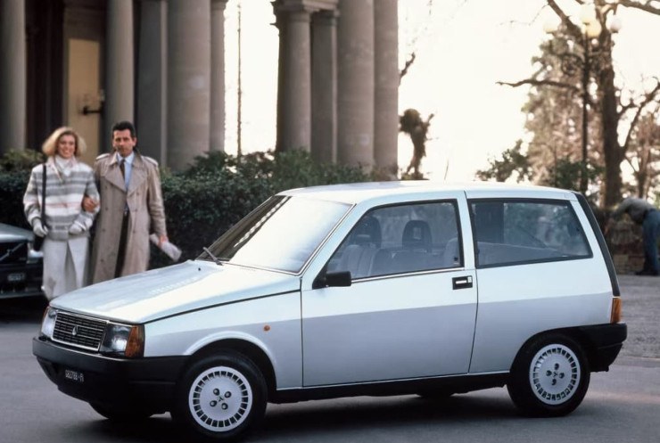 Autobianchi Y10 serviu de base para o Fiat Cinquecento e estrou a linha de motores FIRE