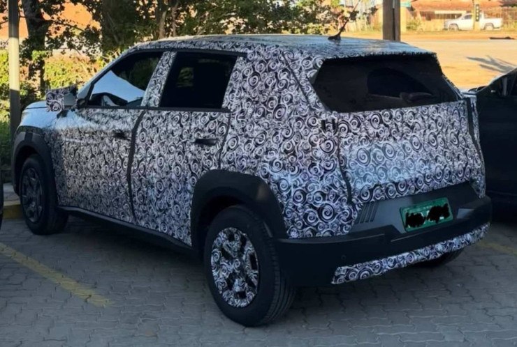 Novo Fiat Argo 2027 &eacute; flagrado com camuflagem pesada