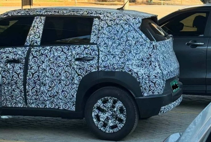 Novo Fiat Argo 2027 &eacute; flagrado com camuflagem pesada