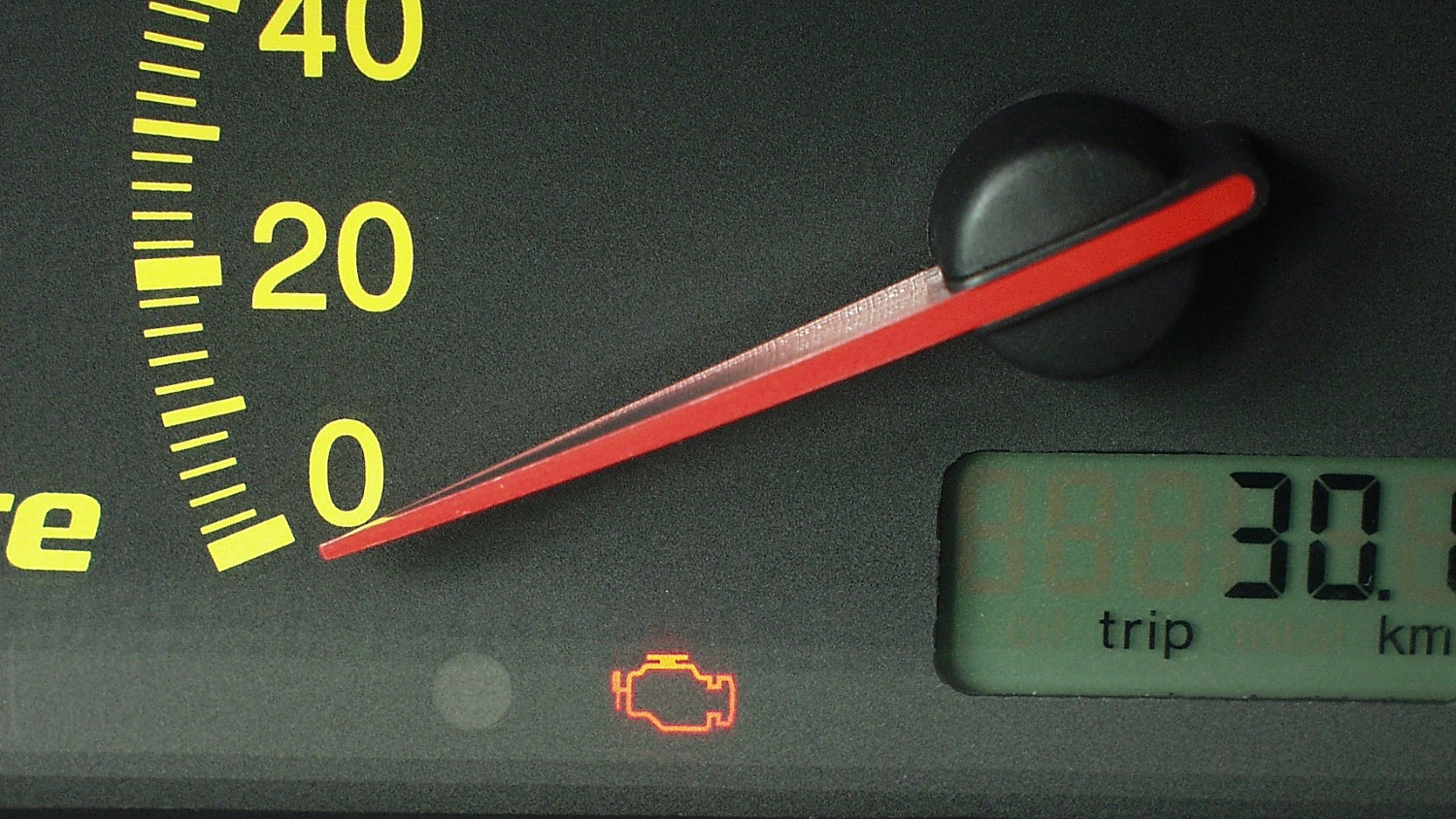 A luz da inje&ccedil;&atilde;o acesa no painel do carro, como mostra a imagem, sinaliza um alerta importante sobre poss&iacute;veis falhas no motor. -  (crédito: Arquivo/Vrum)