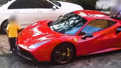 Dono de Ferrari processa pais após crianças usarem carro como escorregador