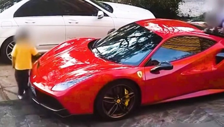 Crianças brincando em cima da Ferrari 488 -  (crédito: Imagem/Divulgação)