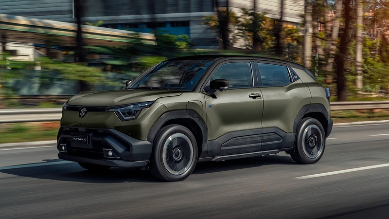 O Suzuki e VITARA 2027 em movimento, um SUV el&eacute;trico que ganha destaque no mercado brasileiro com a recente redu&ccedil;&atilde;o de pre&ccedil;o. -  (crédito: Divulga&ccedil;&atilde;o/Suzuki)
