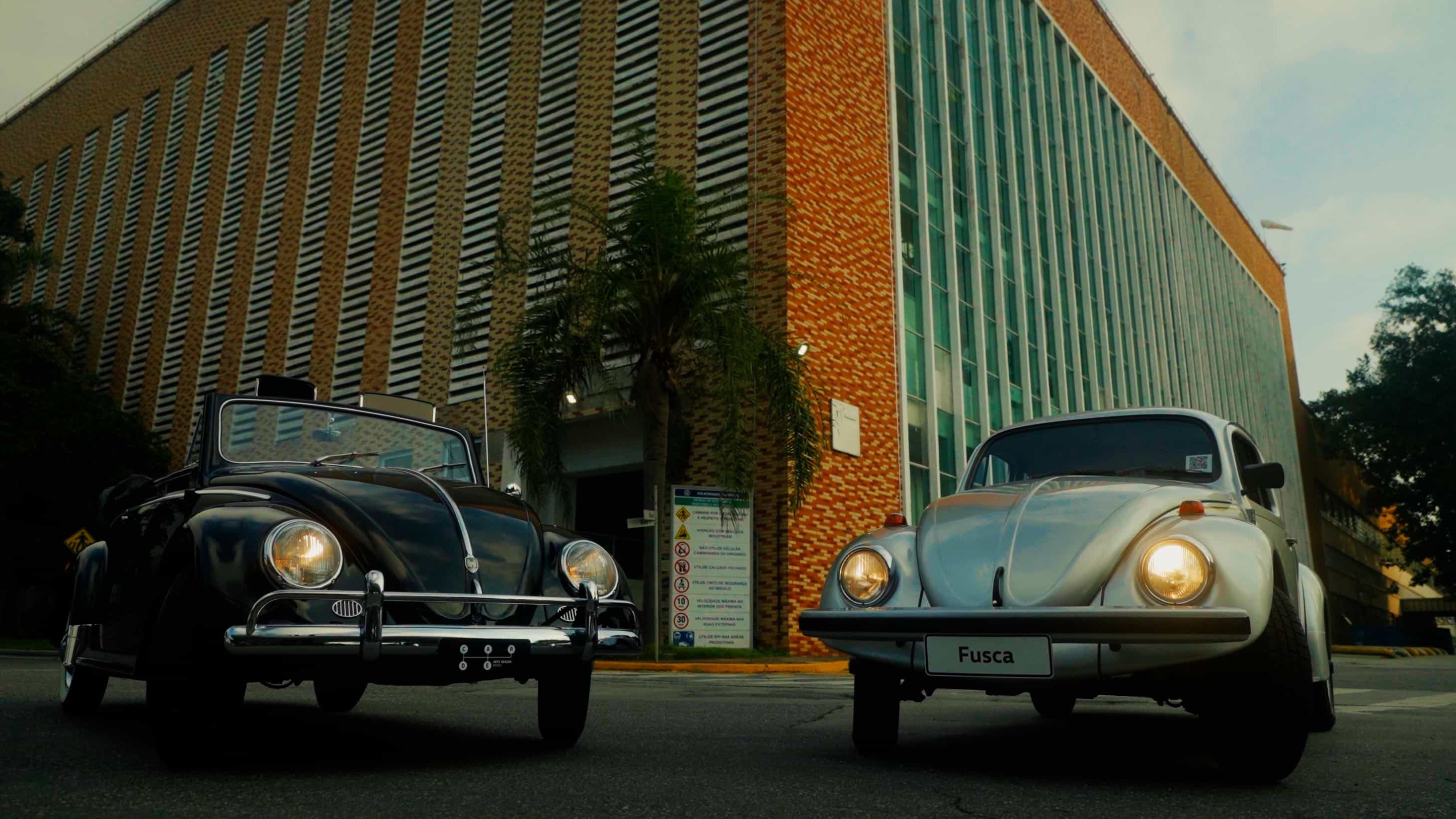 Fusca utilizado por JK era convers&iacute;vel na cor preta, enquanto modelo de Itamar era prateado -  (crédito: Divulga&ccedil;&atilde;o/Volkswagen)