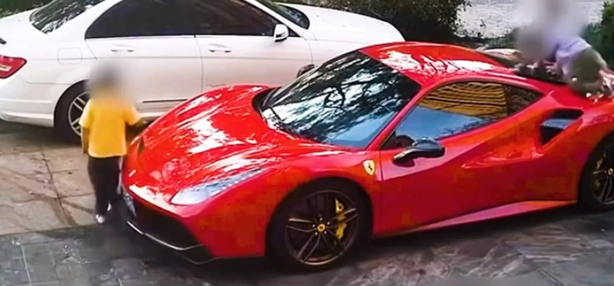 Dono de Ferrari processa pais após crianças usarem carro como escorregador