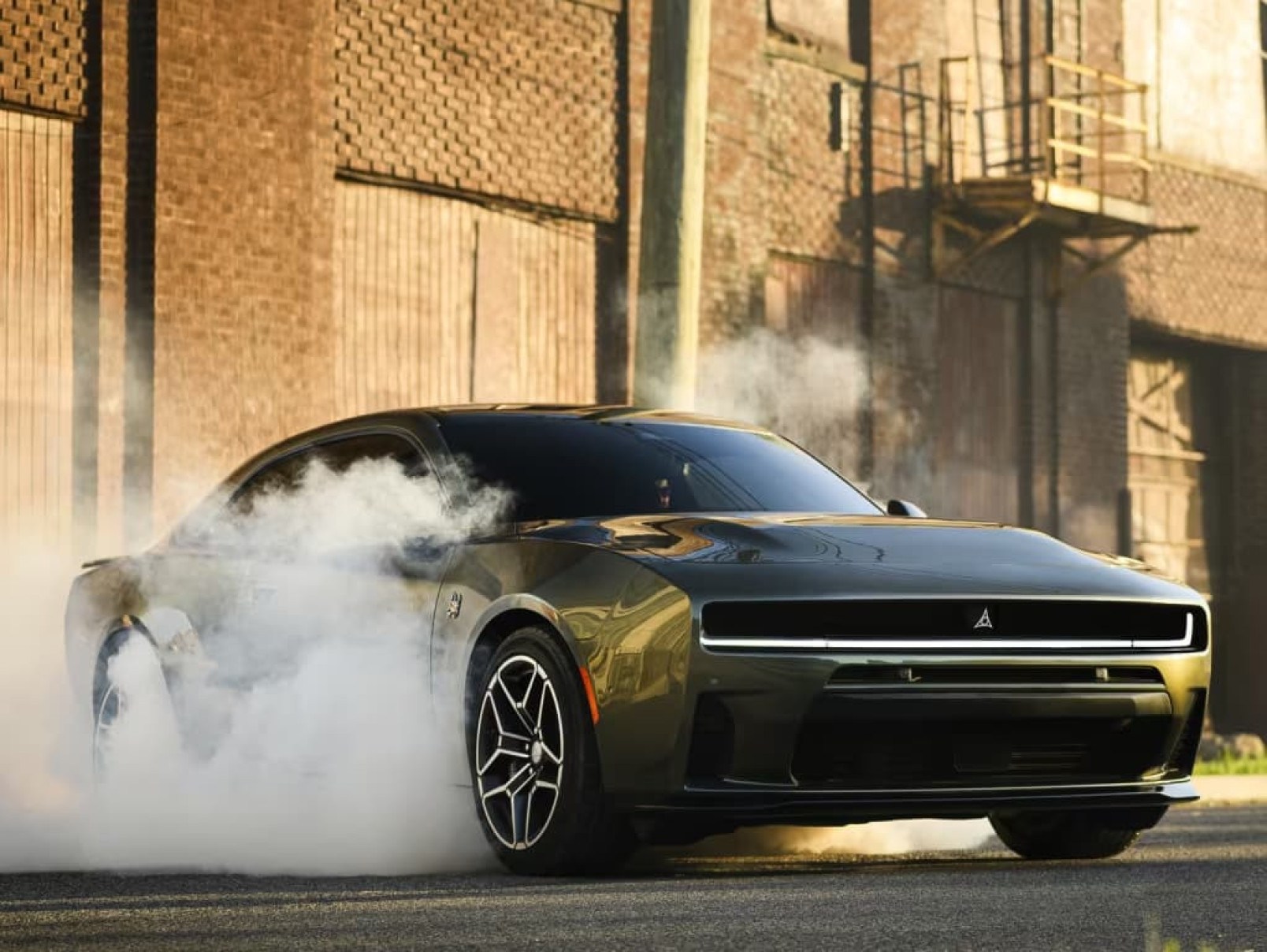 Novo Dodge Charger chega à Europa e diferença de preço chama atenção