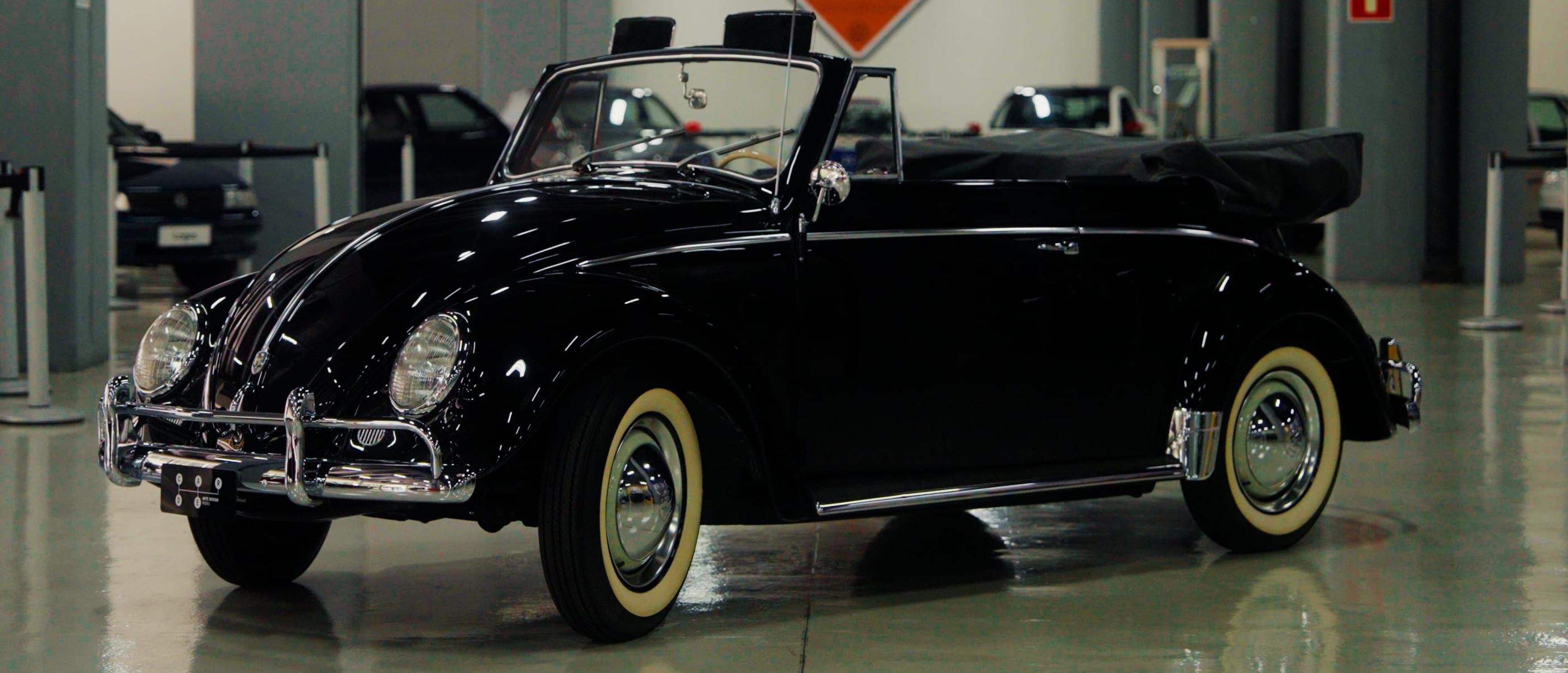 Juscelino desfilou neste Fusca pela f&aacute;brica da VW em S&atilde;o Bernado do Campo em 1959
