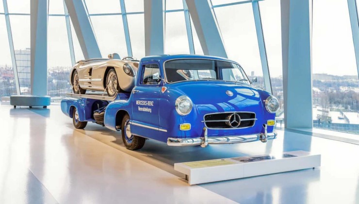 Mercedes-Benz Blue Wonder de 1955 com o W196, campe&atilde;o mundial de 1954 e 1955 na ca&ccedil;amba