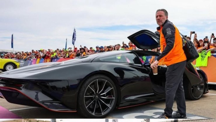 Zak Brown, CEO da McLaren Racing em Silverstone a bordo do McLaren Speedtail
