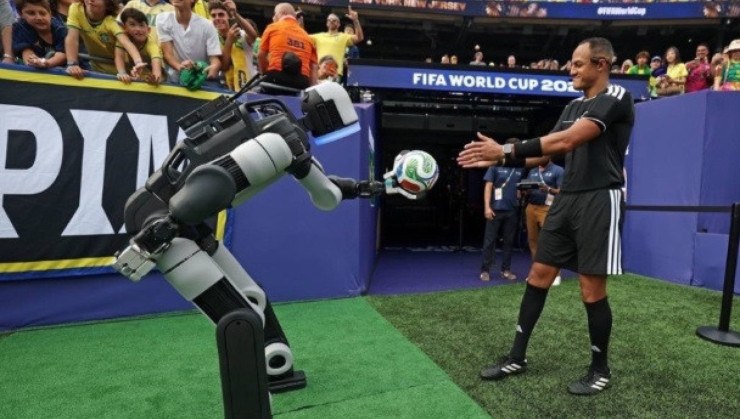 Robô da Hyundai durante partida entre Brasil e Noruega -  (crédito: Divulgação/Hyundai)