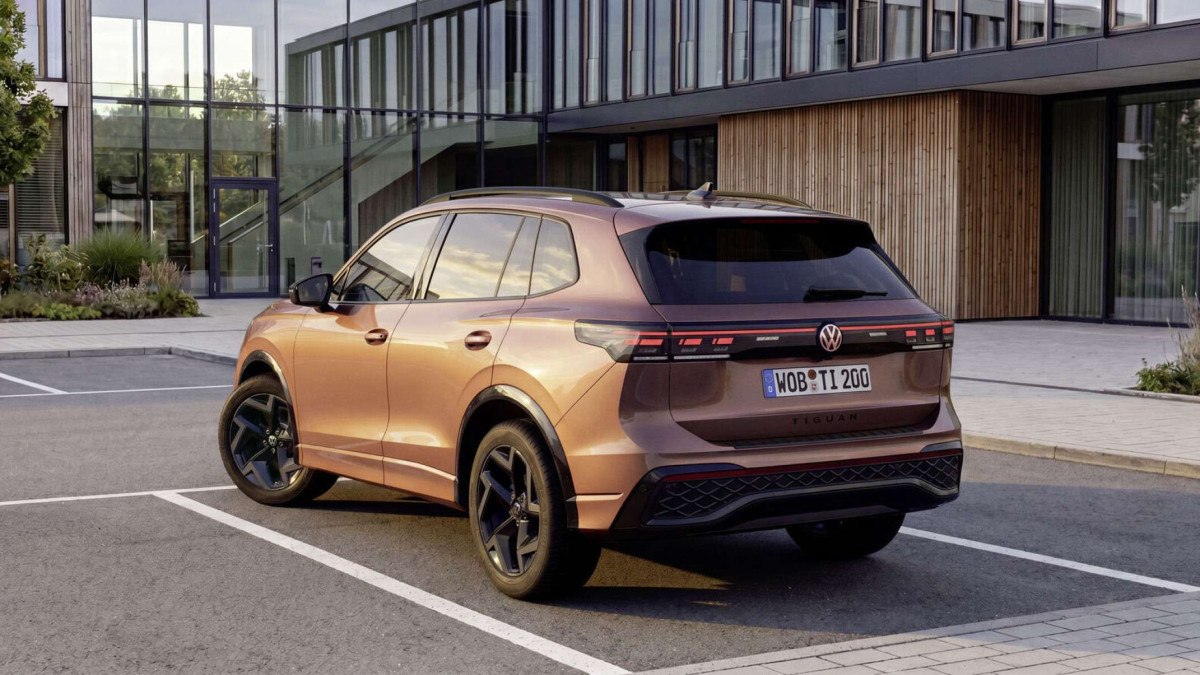 O novo Tiguan EDITION 20 na cor especial Maple Red met&aacute;lico. 