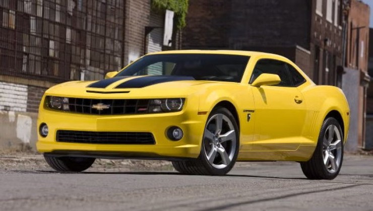 Chevrolet Camaro na vers&atilde;o comemorativa Bumblebee, na cor amarela com faixas pretas e a logo dos Autobots