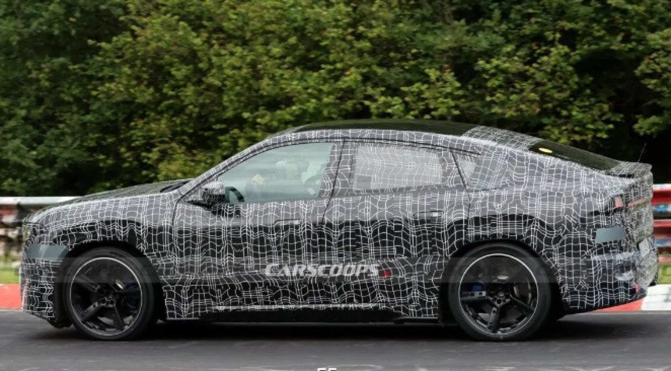 BMW iX4 aparece em testes e revela visual mais esportivo