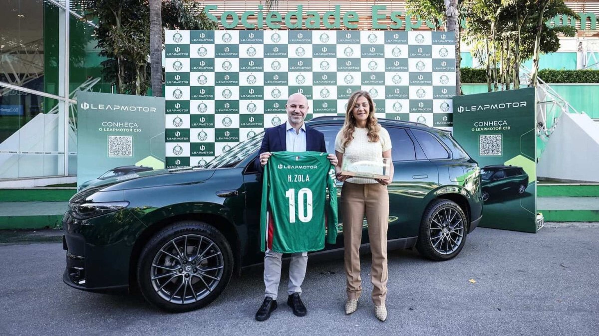 Herlander Zola e Leila Pereira na entrega dos carros ao Palmeiras