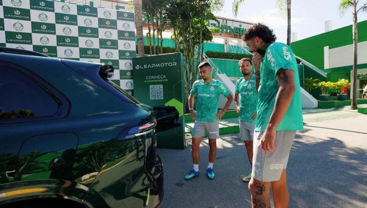 Andreas Pereira, Felipe Anderson e Barboza com o Leapmotor C10