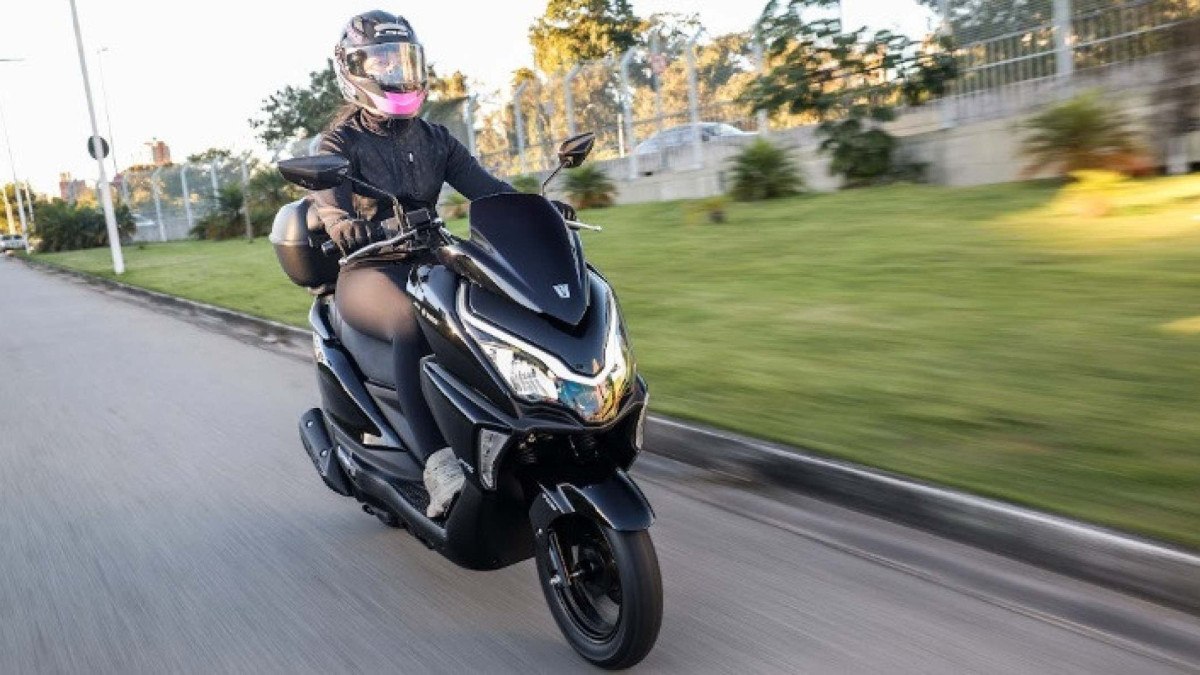 Suzuki Burgman 125 ADX de frente