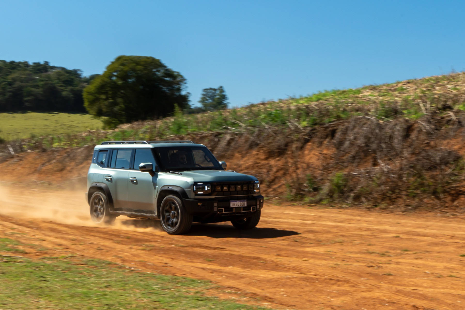 Jetour T2 XWD 4x4 estreia no Brasil com 597 cv e maior bateria entre híbridos plug-in