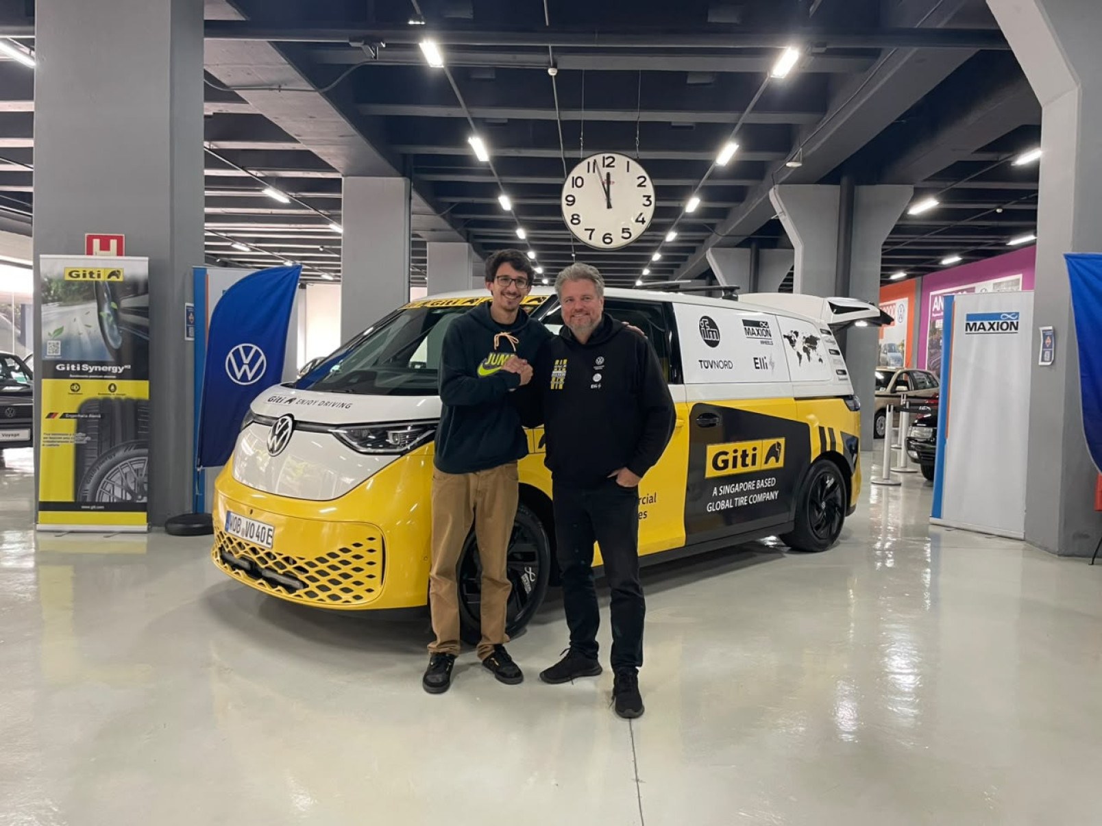 Alemão cruza o mundo com Kombi elétrica e busca recorde do Guinness