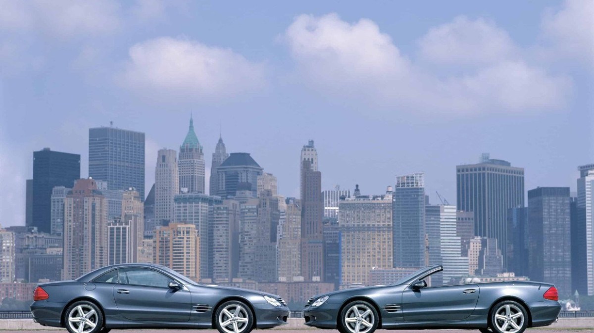 O SL 500 estreou em julho de 2001, em Hamburgo, com um motor V8 de 5 litros e 306 cv (225 kW). Pouco depois, a linha foi ampliada com a chegada do SL 55 AMG, equipado com um motor V8 supercharged de 476 cv (350 kW).