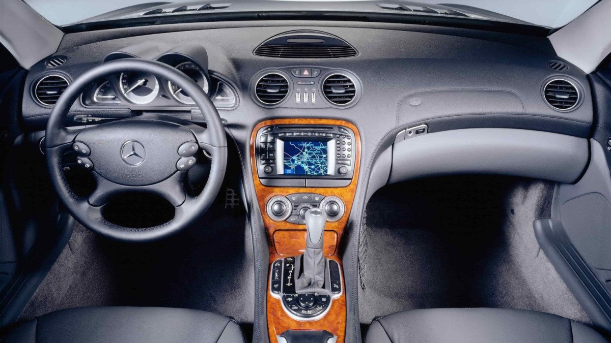 O ve&iacute;culo introduziu um novo airbag lateral para cabe&ccedil;a e t&oacute;rax. A aerodin&acirc;mica otimizada tamb&eacute;m ofereceu melhor prote&ccedil;&atilde;o contra correntes de ar com o teto aberto, e o coeficiente de arrasto foi reduzido para 0,29, uma melhora em rela&ccedil;&atilde;o ao R 129, que tinha 0,32.