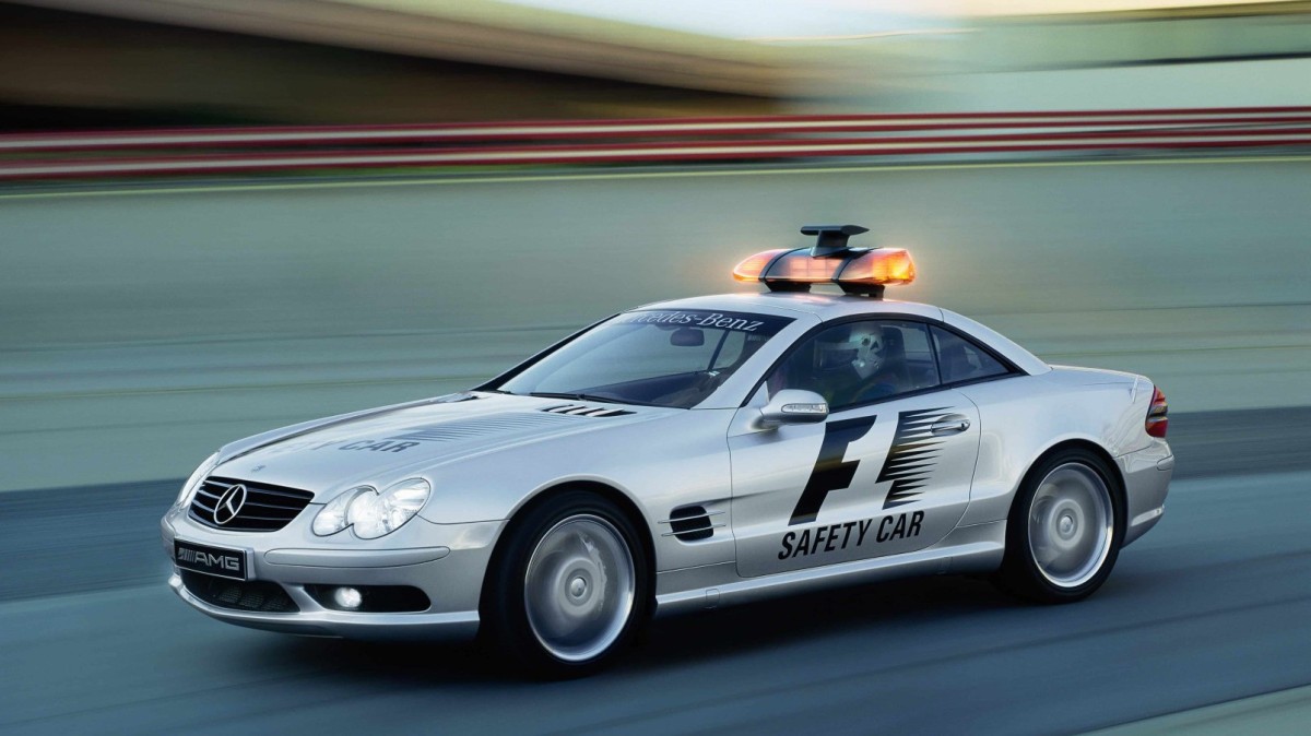 O portf&oacute;lio de desempenho atingiu seu ponto m&aacute;ximo com o SL 600, que usava um motor V12 biturbo, e com o SL 65 AMG Black Series, de 670 cv (493 kW). Antes mesmo do lan&ccedil;amento oficial, o SL 55 AMG atuou como Safety Car da F&oacute;rmula 1 no Grande Pr&ecirc;mio da Alemanha, em 29 de julho de 2001, demonstrando seu car&aacute;ter esportivo.