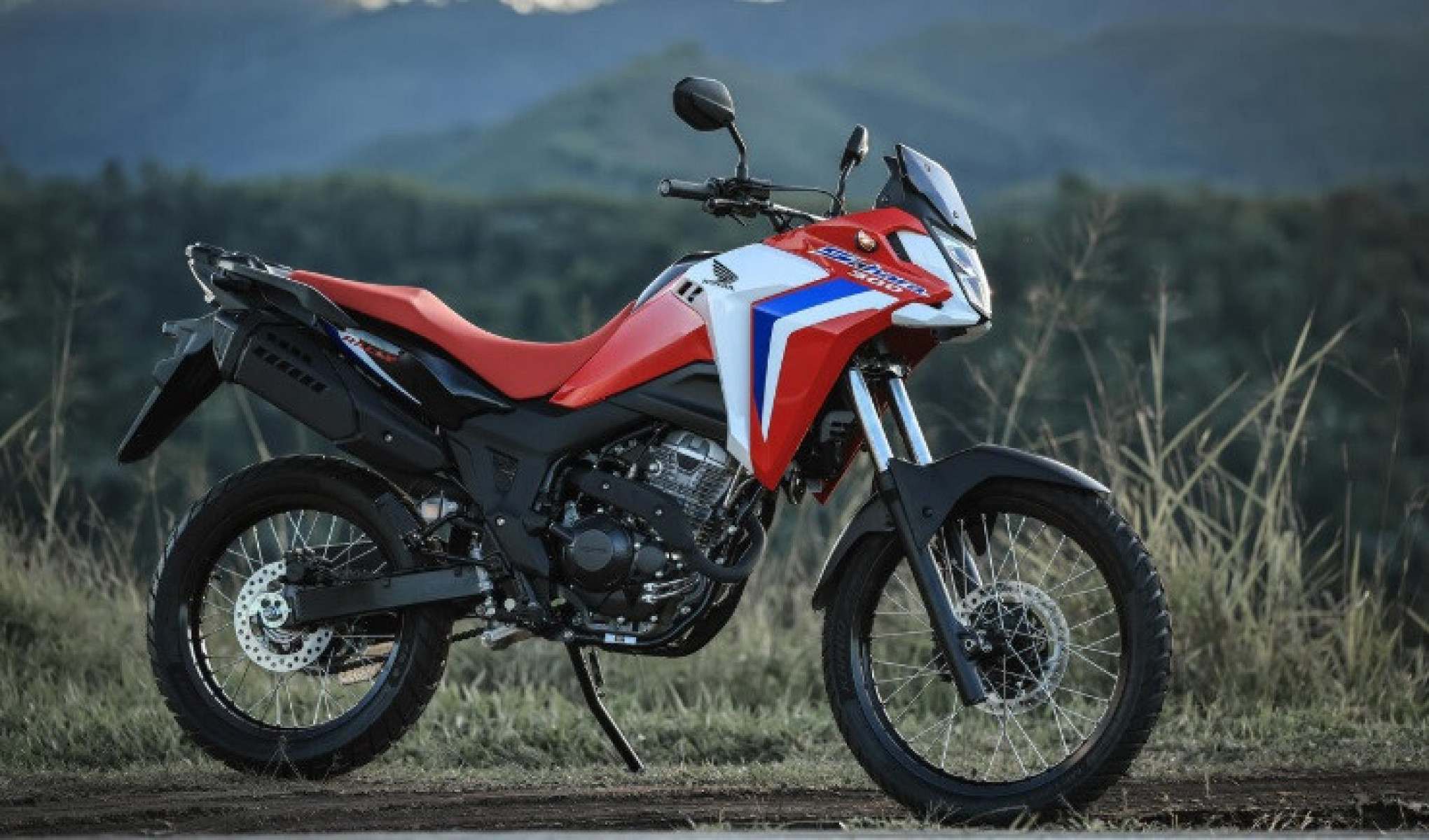 Honda XRE 300 Sahara 2027 vermelha