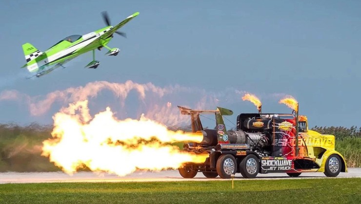 Diferente de arrancadas tradicionais, o Shockwave disputa corridas com avi&otilde;es, e constantemente ganha