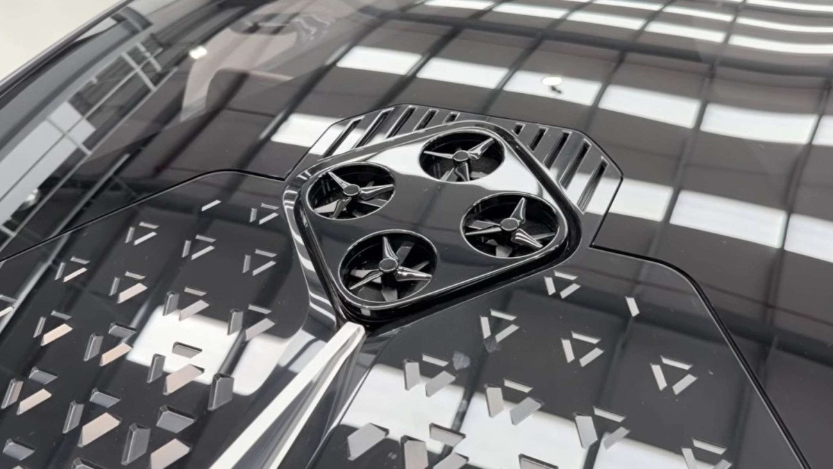 Conceito une o futuro da performance com a nostalgia do V10; um drone embutido escaneia a pista e o cockpit simula as vibra&ccedil;&otilde;es do motor