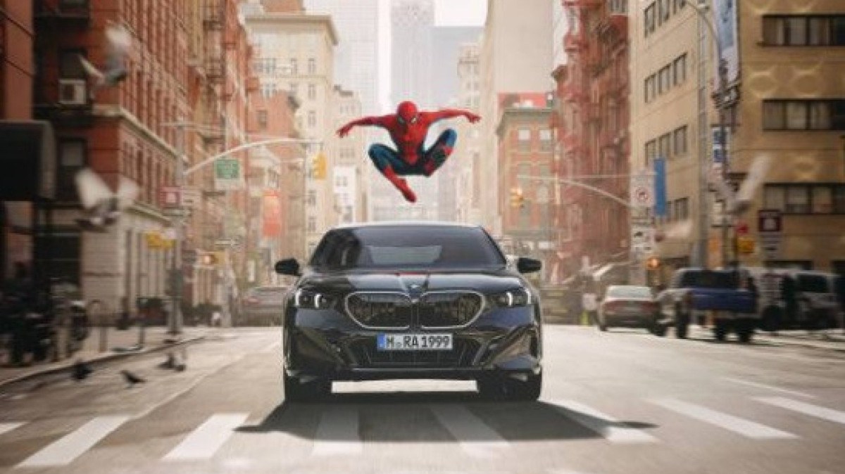 Homem-Aranha sobe em carro da BMW 