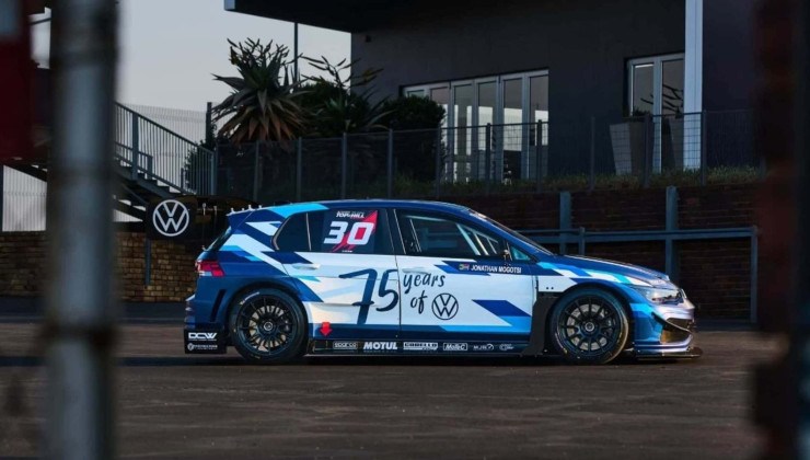 O motor tradicional foi substitu&iacute;do por um 2.5 cinco cilindros da Audi, com um turbocompressor maior