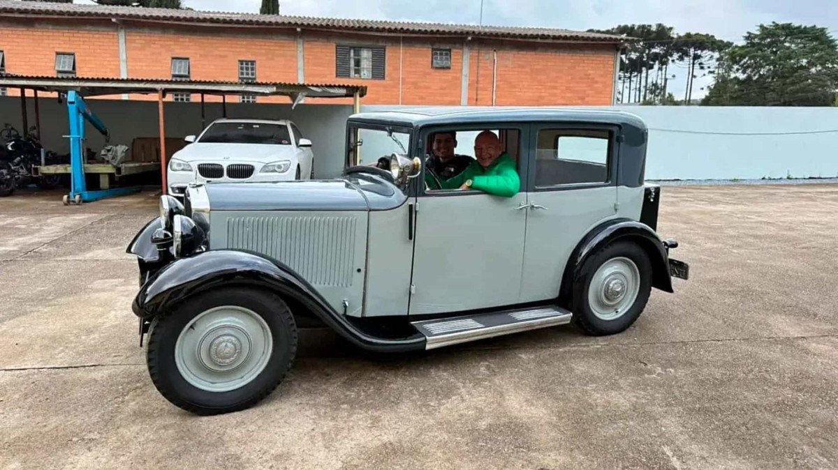 Luciano Hang dentro de seu novo Mercedes-Benz 170 W15
