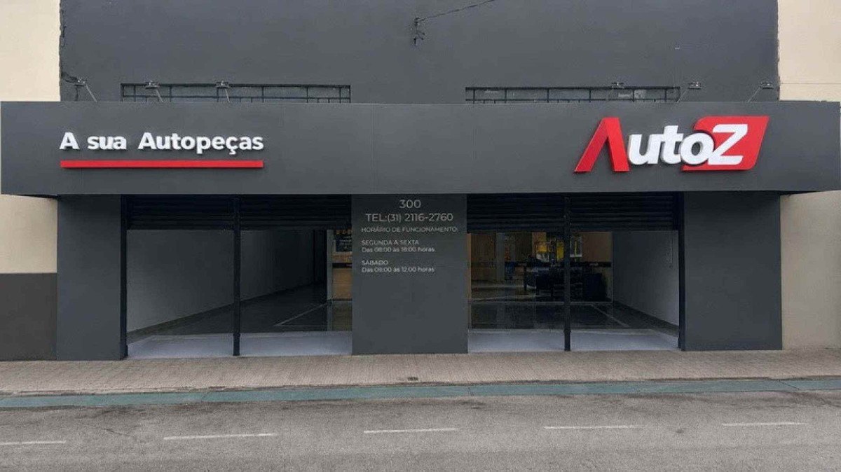 Alison Jones, Chief Customer Experience Officer e Head Global de Pós-Vendas da Stellantis, e Paulo Solti, Vice-Presidente Sênior de Peças e Serviços para a Stellantis South America, ao lado de executivos da Automax, DPaschoal e Stellantis