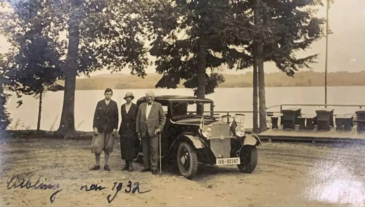 Foto hist&oacute;rica do modelo ao lado de Carlos Renaux e sua fam&iacute;lia
