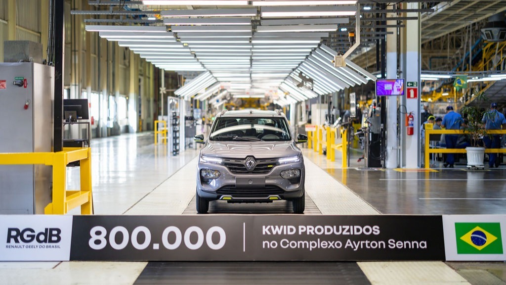 O Renault Kwid atinge o marco de 800 mil unidades produzidas no Complexo Ayrton Senna, consolidando sua posi&ccedil;&atilde;o no mercado brasileiro -  (crédito: Divulga&ccedil;&atilde;o/Renault)