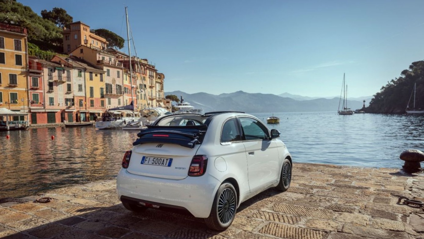 O Fiat 500, um dos modelos que impulsionam o sucesso da marca na Europa, em paisagem litor&acirc;nea italiana -  (crédito: Divulga&ccedil;&atilde;o/Stellantis)