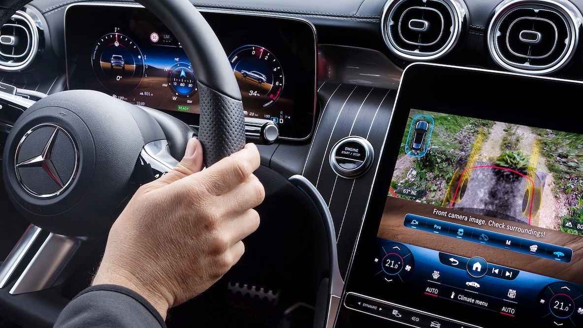 A imagem mostra o interior digitalizado de um Mercedes-Benz, com telas e bot&otilde;es f&iacute;sicos, refletindo o debate sobre a interface em ve&iacute;culos modernos -  (crédito: Divulga&ccedil;&atilde;o/Mercedes-Benz)