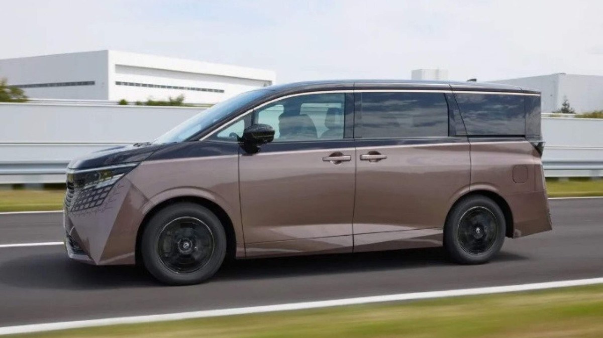 Nissan Elgrand de lado