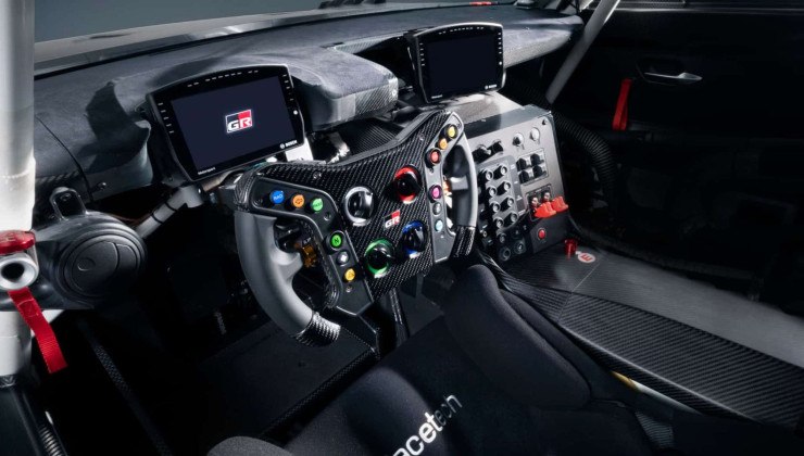 Interior do Toyota GR GT modificado para corridas