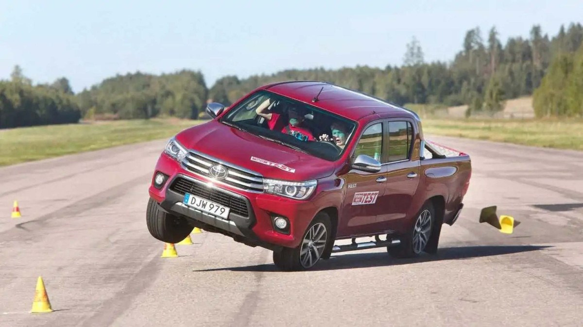 Hilux foi reprovada no teste do alce