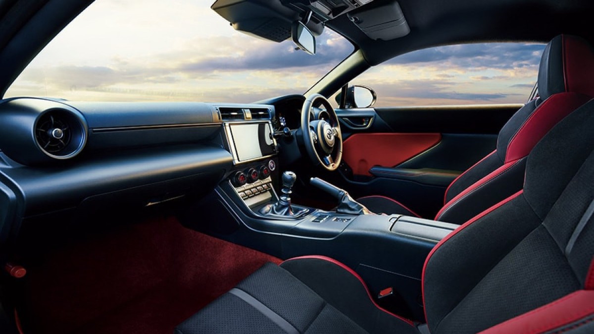 No interior, a vers&atilde;o RZ recebeu atualiza&ccedil;&otilde;es para elevar a qualidade do cockpit. Os interruptores foram redesenhados para melhor ader&ecirc;ncia e pintados em preto de baixa refletividade, permitindo que o motorista mantenha o foco na condu&ccedil;&atilde;o.