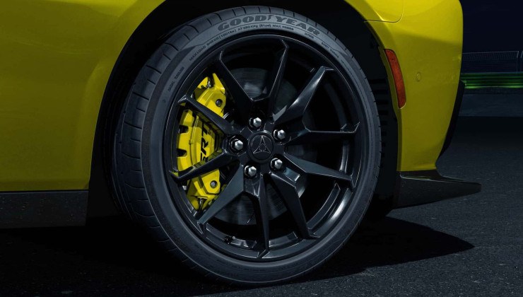 As rodas s&atilde;o aro 20 forjadas e freios a disco Brembo ventilados 