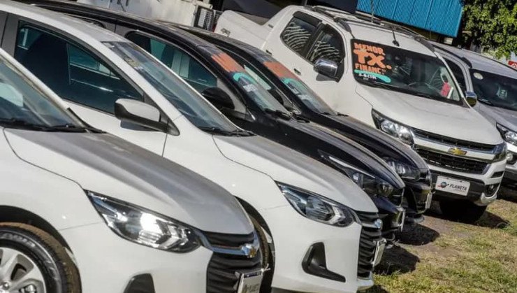 Carros seminovos em concessionÃ¡ria -  (crédito: ReproduÃ§Ã£o/Rafa Neddermeyer/ AgÃªncia Brasil)