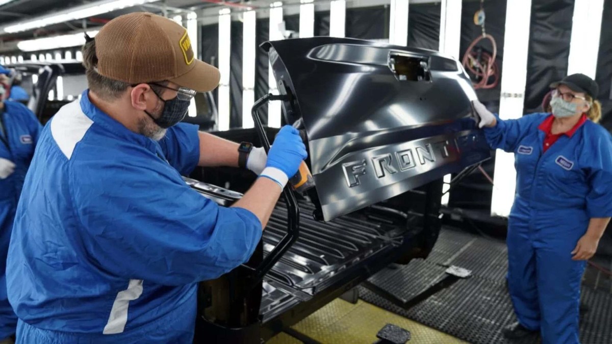 Funcionários na linha de produção da Nissan em Canton, Tennessee
