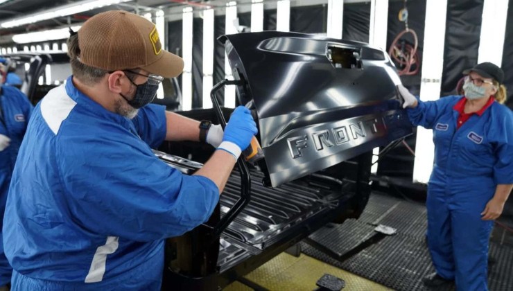 Funcionários na linha de produção da Nissan em Canton, Tennessee -  (crédito: Divulgação)